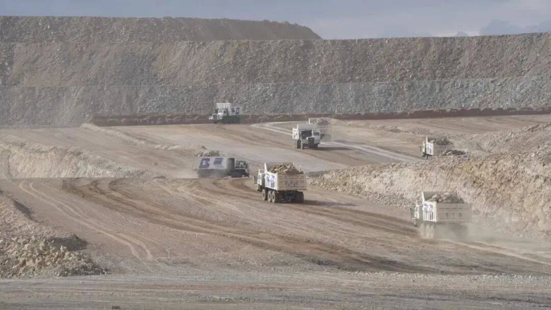 伯鐳科技 超500臺(tái)純電無(wú)人礦卡落地，首創(chuàng)“雙無(wú)人”模式引領(lǐng)礦山智能化變革